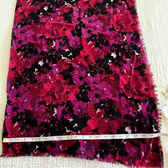 NWT Coach sample scarf w/berry floral motif. - Picture 5 of 10